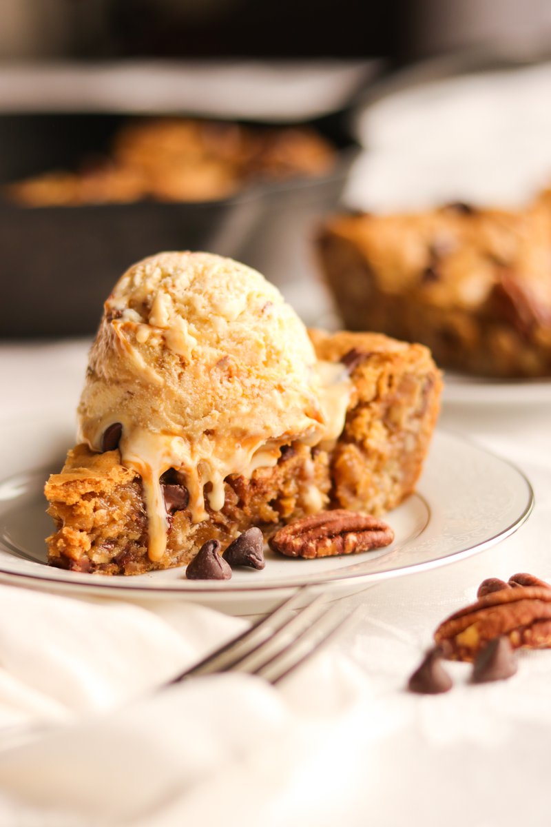 baJillianRecipe's tweet photo. BROWN BUTTER BUTTER PECAN CHOCOLATE CHIP OATMEAL PIZOOKIE - A warm and doughy deep-dish oatmeal cookie brimming with buttered pecans, chocolate chips, and chewy oats! #PizookieLove #ChocolateChipOatmeal #ItsAlmostFall RECIPE: https://t.co/GyaDxUzNOp https://t.co/oy7t7lajkZ
