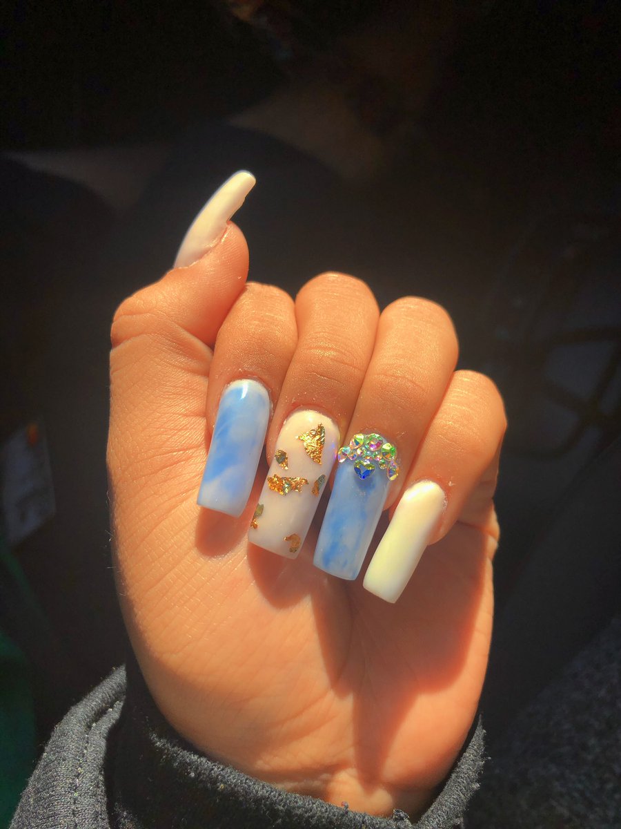 ooonailzz's tweet photo. White and blue marble set with gold foil encapsulation. 🥶💙
#nailsoftwitter #chicagobased #beginnernailtech #nailinspo https://t.co/mvhn7Qs3m7