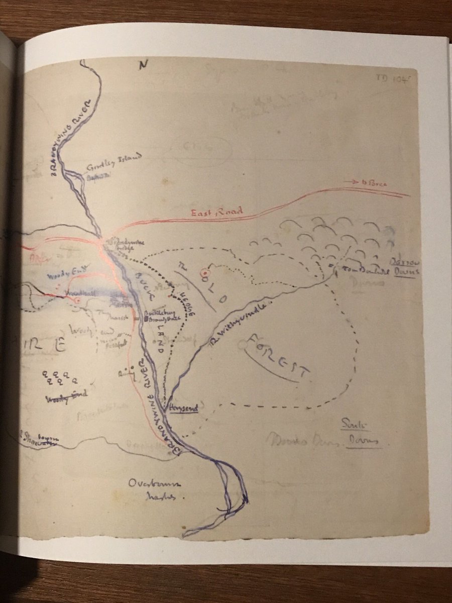 udda_boktips's tweet photo. För två år sedan var jag i Oxford och såg den magnifika Tolkien-utställningen på Bodleianska biblioteket. Då köpte jag denne utställningskatalog med mängder med bilder av Tolkiens privata papper och kartor. #tolkien #makerofmiddleearth #boktips #uddaboktips https://t.co/JQf8DBjmXi