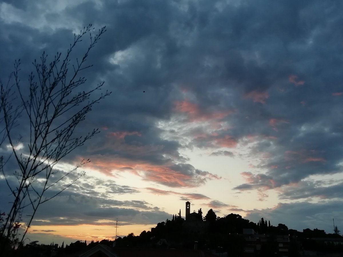 RibaltaAntonia's tweet photo. Tàrrega, les 8 del vespre https://t.co/7WjouRse6e