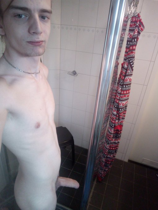 2 pic. UwU >~< please give me advice on what type of pictures i should take >~< https://t.co/Ya3Krzf