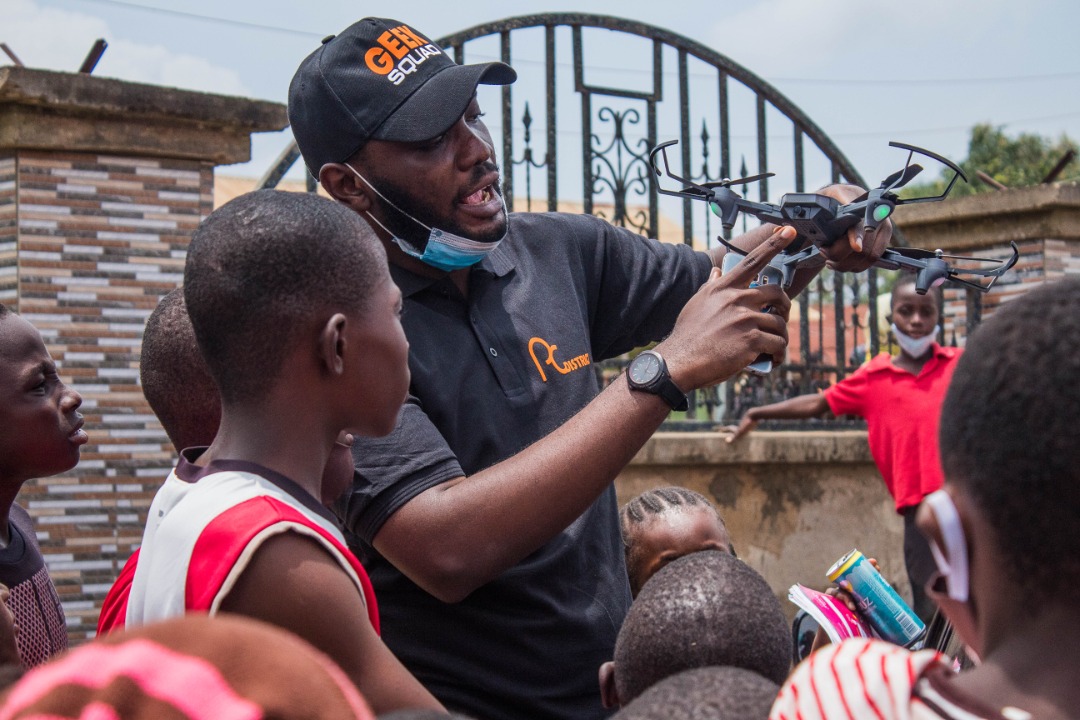 rumilifekit's tweet photo. Rumi Life Kit in partnership with LIRADS and PC District came together to sensitize young kids at Kurudu Community in Nasarawa State on technology. The children had the experience of using VR headset and see a drone fly.

 #technology #ai #artificialintelligence https://t.co/uBjXUyEAz8