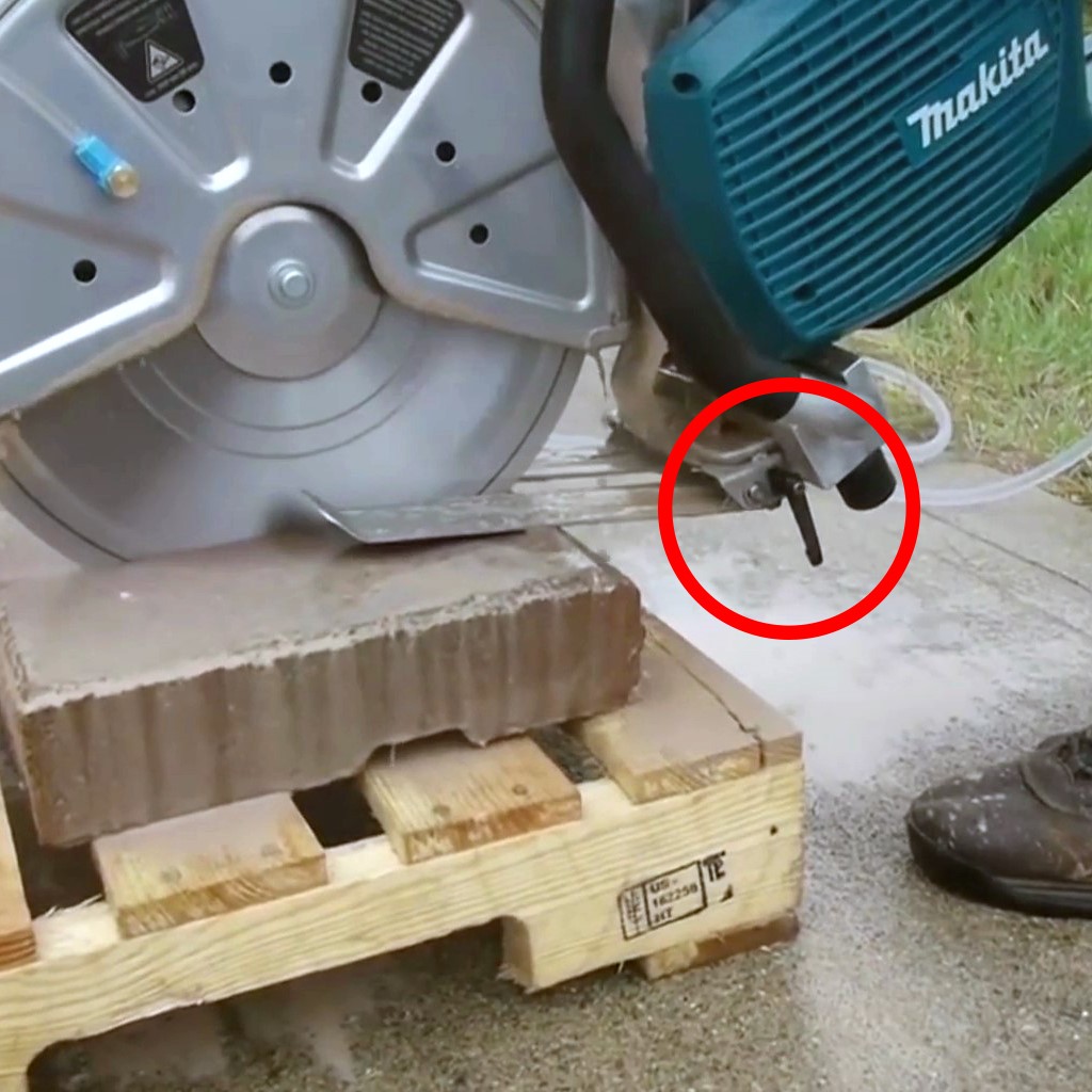 CarbourTools's tweet photo. The #SawShoe features a locking depth gauge that will guarantee consistent depth of cut. It can also be used to lock the Shoe out of the way if you need to make a cut without it.
Learn more: https://t.co/OmGzVYWL1Y
#sawguide #concretecutting https://t.co/OSri8SoGpR
