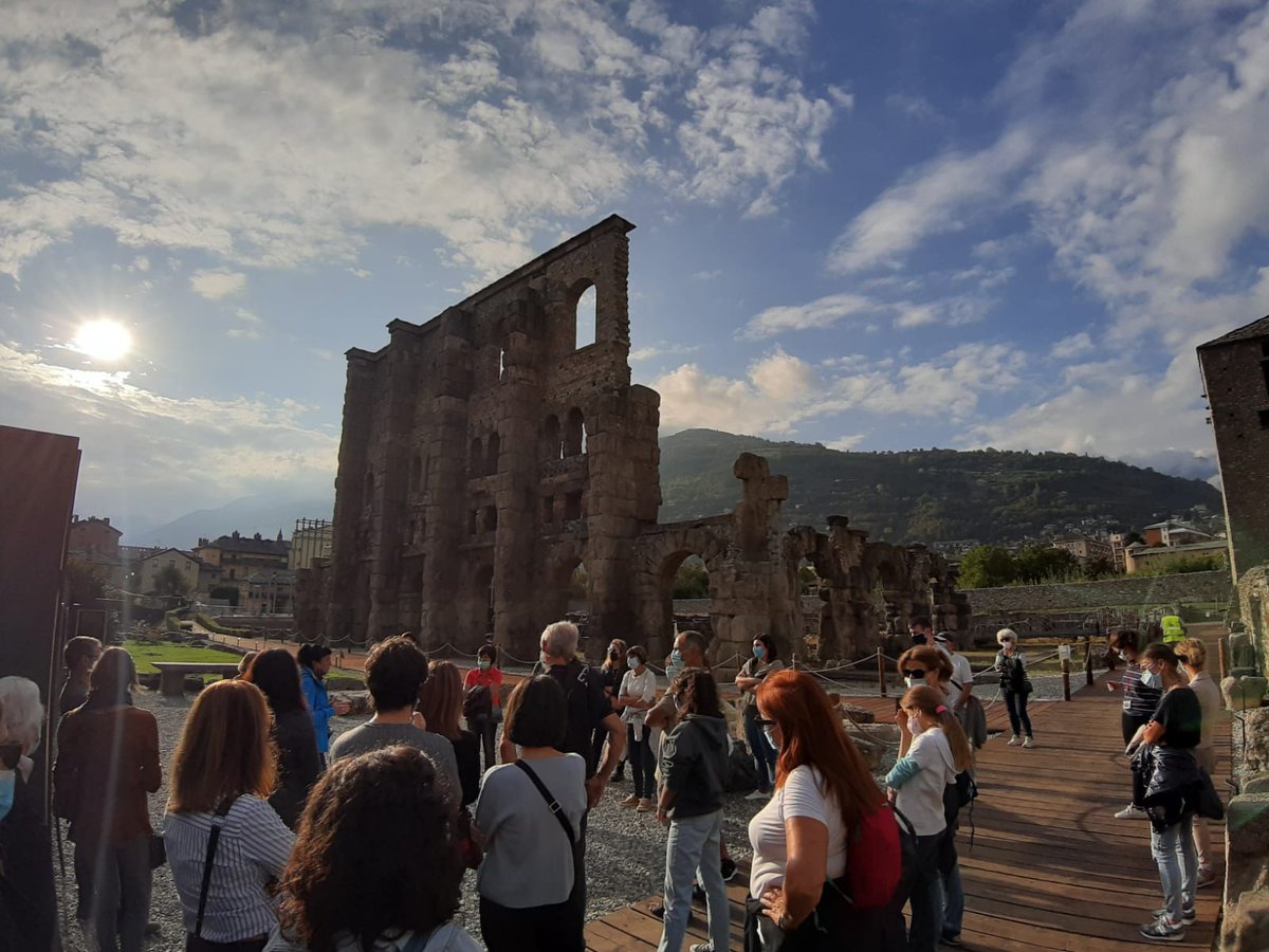 CultureVdA's tweet photo. #21settembre #PlaisirsdeCulture ha  accompagnato i visitatori in suggestive e inedite #visite guidate al quartiere degli spettacoli di #Aosta romana.
Tra #Teatro e #Anfiteatro. Tra cavea e arena nel giardino segreto del convento di S.ta Caterina.
@Valle_dAosta https://t.co/zlmRsK8hW2