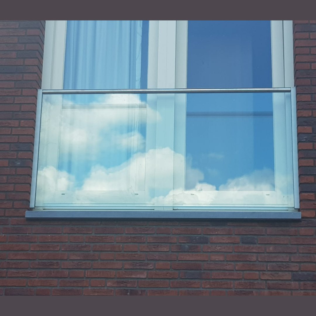 Timmers_BV's tweet photo. Om een mooi hoog raam veilig af te werken is gebruik gemaakt van de Skyforce side mount met 1010.4 gehard-gelaagd glas. #eindresultaat #glas #balustrade #fransbalkon #timmersbv #groothandel https://t.co/LQ0o9WqZfF