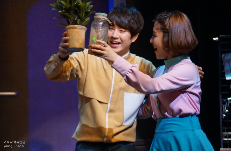 Maybe Happy Ending (뮤지컬 어쩌명 해피엔딩)played as Oliver, a jazz loving helper-bot, living a content life occasionally talking to his plant, but his life takes an unexpected turn as a stranger named Claire knocks on his door in the hopes of borrowing a charger.