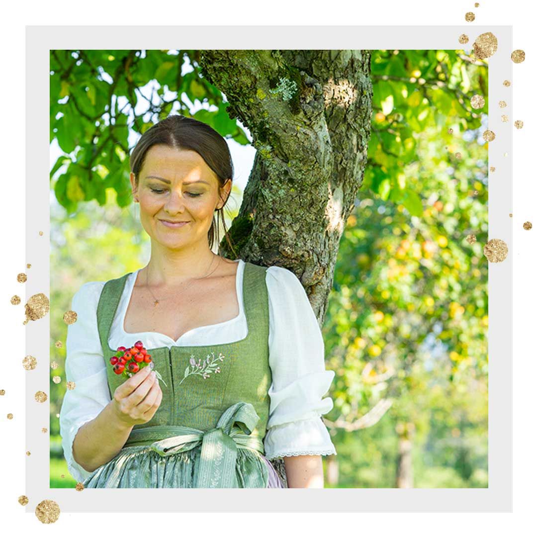 KernDoris's tweet photo. Du erkennst reife Hagebutten, anhand der roten Farbe und wenn das Fruchtfleisch auf Fingerdruck leicht nachgibt. Das kann je nach Rosenart und Standort zu unterschiedlichen Zeitpunkten sein. #hagebutten
#sammeln #kräuter #kräuterfee #mitliebegemacht https://t.co/f5mLmJCAG7