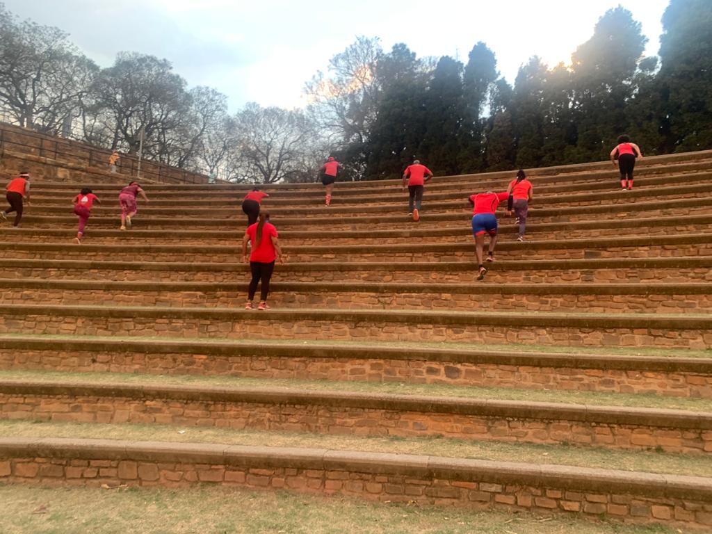 KingTsholo012's tweet photo. monday trail/grass training @we_are_runners_ 
#FetchYourBody2020 
@TRunnersClub 
@RunningWithTum1 
@paint_race 
@GarminSA 
@BrooksRunningSA 
@teamnike 
@FitfanaticM
@BlackDiamondsAC
#BeSunshine https://t.co/xkhWPfX9bv