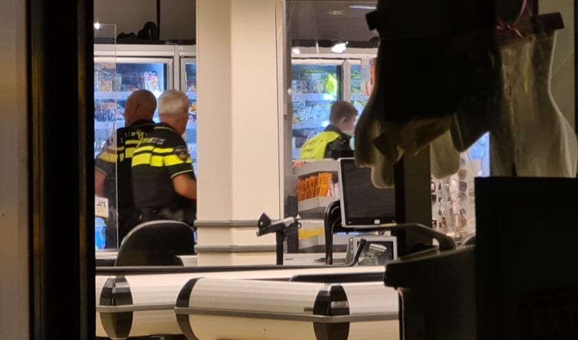 Overval op supermarkt in Leusden [LEUSDEN] Bij de Jumbo supermarkt in winkelcentrum De Biezenkamp in Leusden is maandagavond een overval geweest.