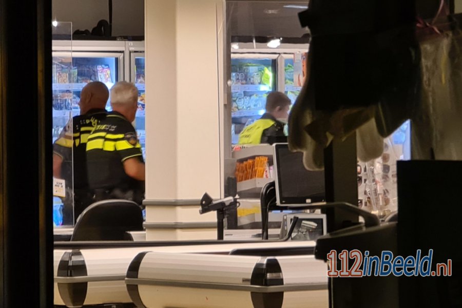 Politie #Leusden zoekt overvaller van supermarkt Jumbo in winkelcentrum De Biezenkamp. 112 in Beeld.