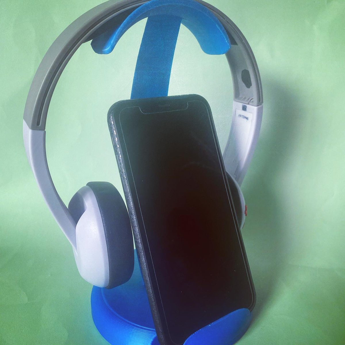 BlueJean3D's tweet photo. Awesome headphone/cell phone combo stand. DM us if you’d like to purchase this or any of our other in-house designed products or if you’d like to have your design or idea made and printed. #3dprinting #3dmodeling #phonestand #headphonestand https://t.co/5hCVgs48DZ