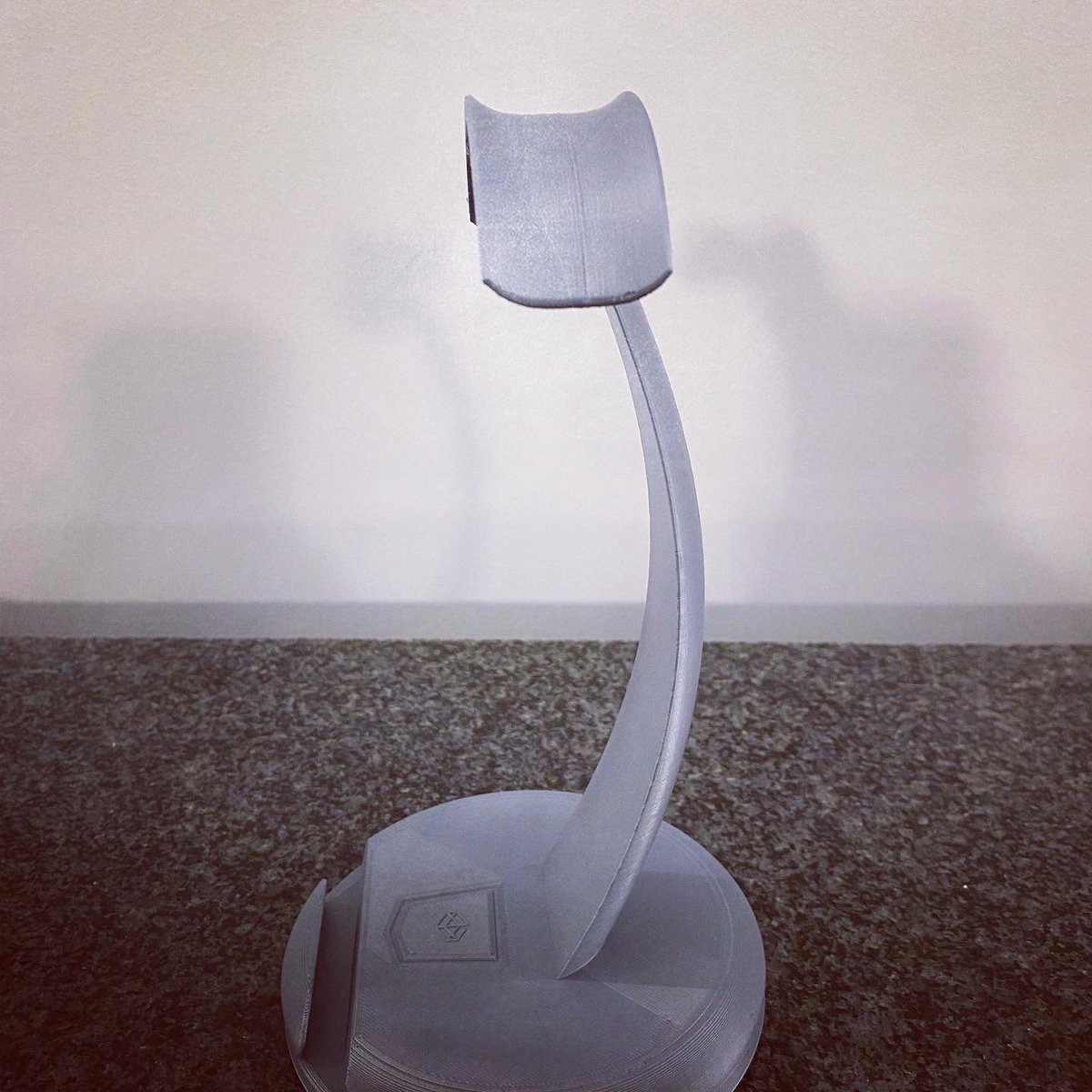 BlueJean3D's tweet photo. Awesome headphone/cell phone combo stand. DM us if you’d like to purchase this or any of our other in-house designed products or if you’d like to have your design or idea made and printed. #3dprinting #3dmodeling #phonestand #headphonestand https://t.co/5hCVgs48DZ