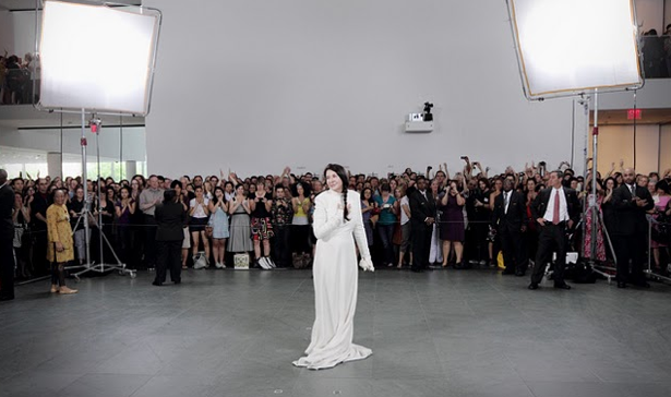 Dans les derniers jours de la performance, les visiteurs attendent par centaines toute la nuit devant le MoMA pour rencontrer Marina Abramovic, mais The Artist is Present s’achève bien le 31 mai 2010 sous les acclamations d’un public enthousiaste et admiratif.