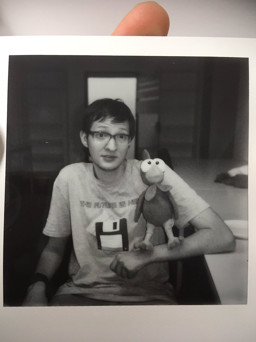MrChrodo's tweet photo. Endlich Feierabend, mein Arbeitskollege war auch schon mental etwas platt und schaut nur noch auf die Wand.
#arbyte
Sehe zum Glück nicht verwirrt aus oder so. https://t.co/NjlEzEIP73
