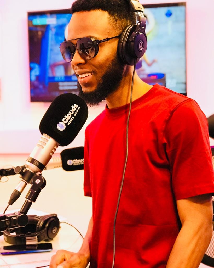 CloudsMediaLive's tweet photo. Ni muda wa @moj360 kukuvusha mpaka Kisiwa tulivu cha #AlaZaRoho, kupitia #RedioYaWatu atalishibisha sikio lako saa 4:30-7:00 usiku.

Drop Comments zenu kapanda hiki Mojay atasema nazo 88.5 #Mhz DSM #JamhuriYaWapambanaji 
#HUTOJUTIA https://t.co/fyEKYvn3o9