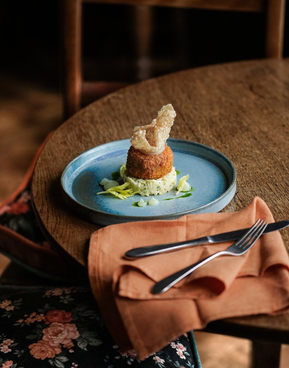 Pork Cromesqui, celeriac remoulade, apple puree and chive 🍴 😍 
You can see the rest of the menu for Rhosyn restaurant here: buff.ly/3ilwAt5 
Re-opening Thursday 1st October 😊