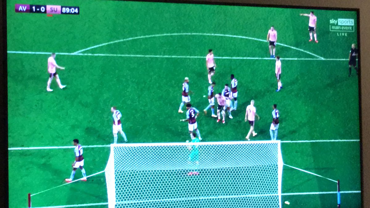 AvonandsomerRob's tweet photo. Who designed the Sheffield United away kit?
Their nickname is βThe Pigsβ and itβs pig-coloured. #ASTSHU https://t.co/tvGQCaXRA2