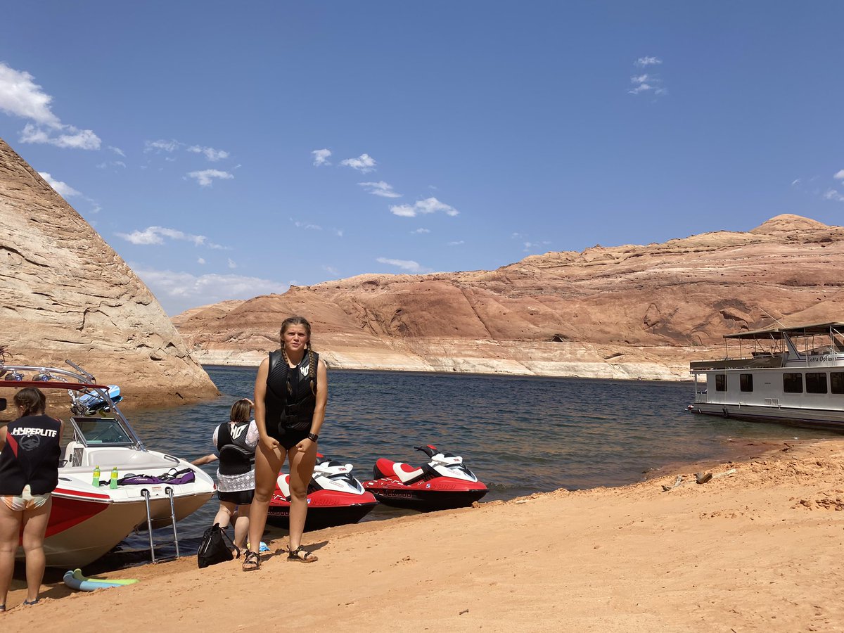 p_mad23's tweet photo. Just so everyone knows, it is possible to go to lake Powell without telling social media about it. Just look at me, I just went there and not a word...  ;) https://t.co/GyK2BMMUzV