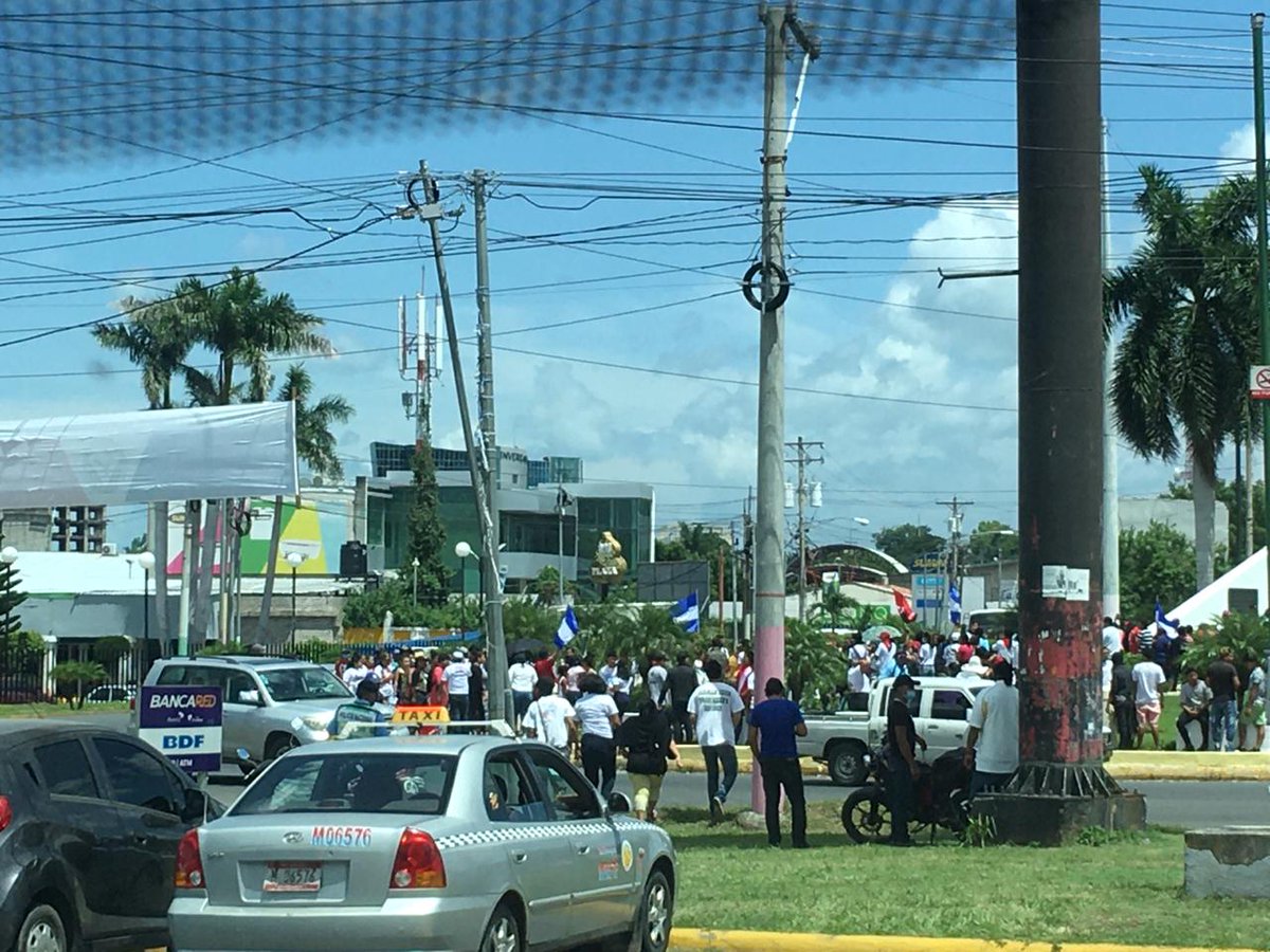 LaDetective007's tweet photo. 🐸 SAPOS REGRESAN A ROTONDEAR 🤣

En Managua hoy regresaron los sapos Sandinistas a rotondear, los llevaron hasta en buses.

Asoleándose estaban conmemorando 🙄 el 64 aniversario de la muerte o "paso a la inmortalidad" de Rigoberto López Pérez en esa rotonda.

Y el dictador en 🏠 https://t.co/vMbvpsg9wv