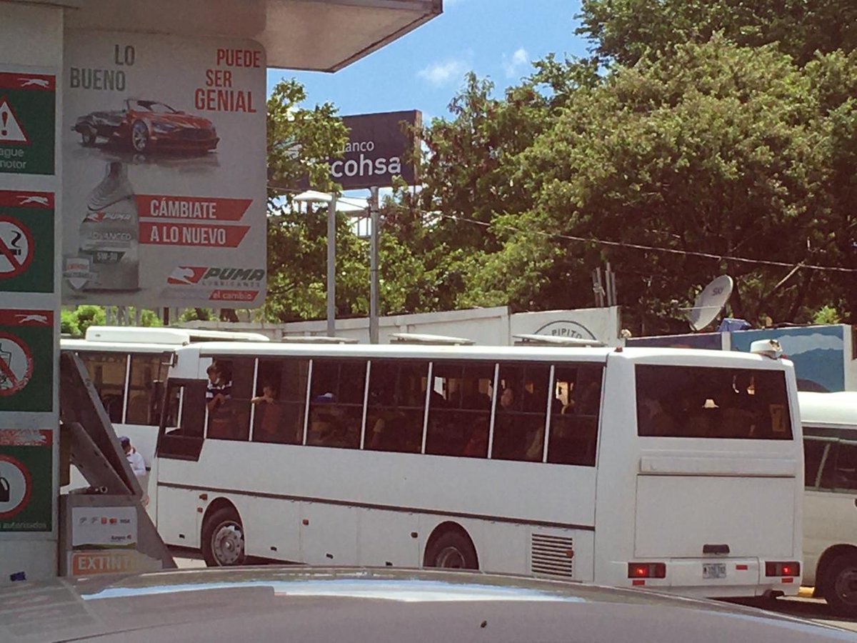 LaDetective007's tweet photo. 🐸 SAPOS REGRESAN A ROTONDEAR 🤣

En Managua hoy regresaron los sapos Sandinistas a rotondear, los llevaron hasta en buses.

Asoleándose estaban conmemorando 🙄 el 64 aniversario de la muerte o "paso a la inmortalidad" de Rigoberto López Pérez en esa rotonda.

Y el dictador en 🏠 https://t.co/vMbvpsg9wv