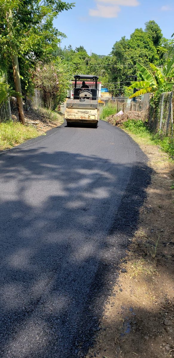 #AreciboTeInforma:Continúan los trabajos de pavimentación, hoy en la carretera 123  interior de Hato Viejo.