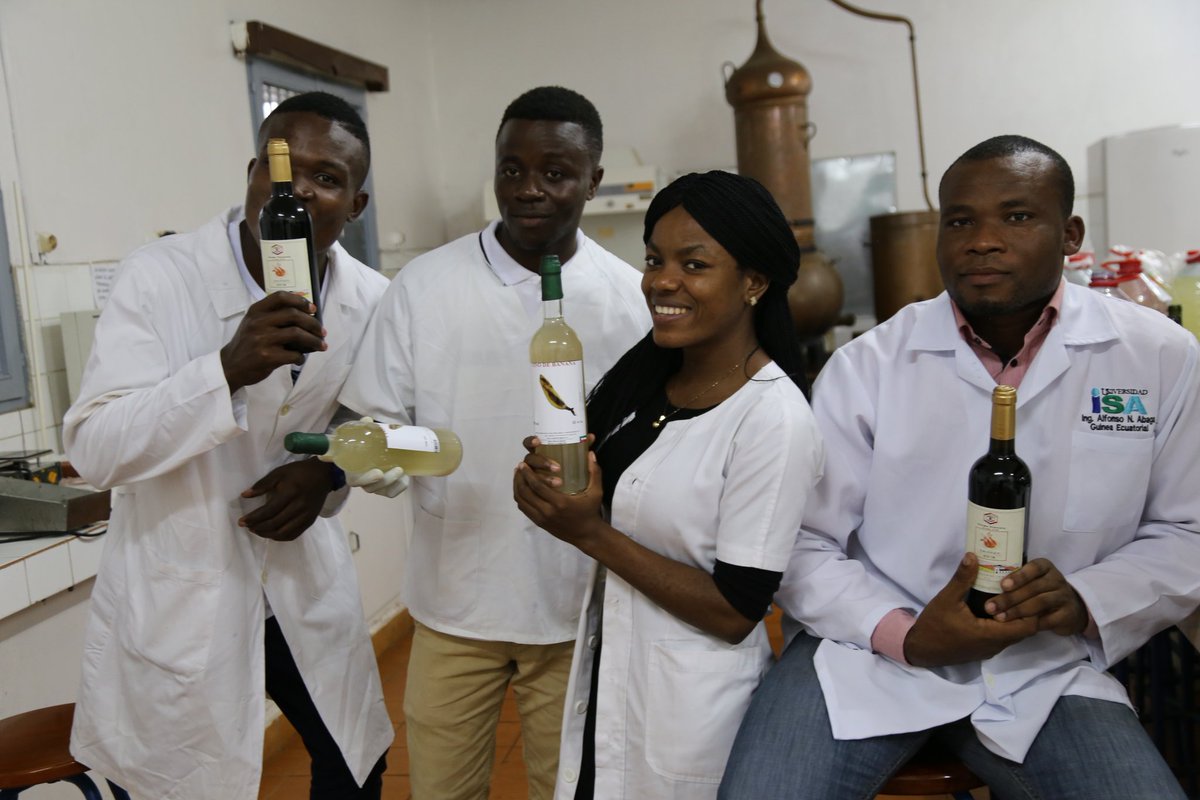 Jóvenes emprendedores de Guinea Ecuatorial: Vino de Topé, Banana, uvas y otros

Todo producido localmente!!!

"Cooperativa Agrícola Terra Madre"

Trabajan en #Producción, #transformación y #comercialización

Apostemos por la Juventud. Apoye está iniciativa.