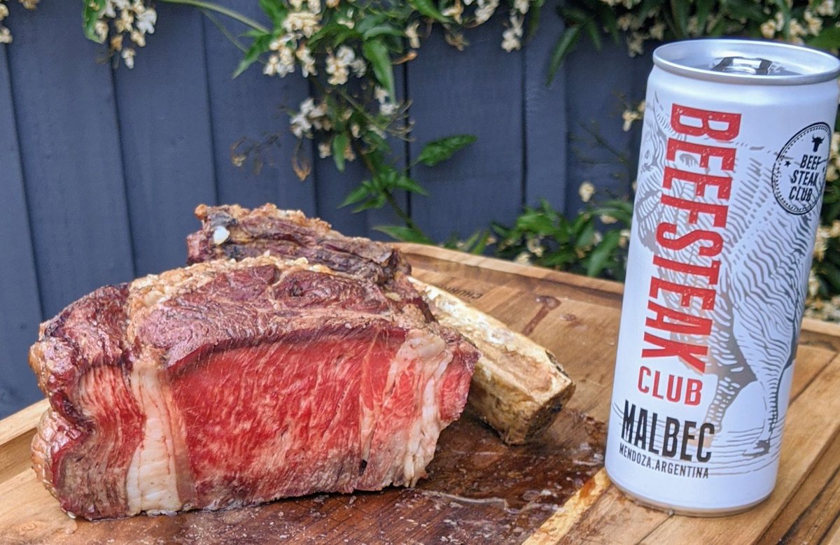 BeefsteakClub's tweet photo. Ever tried a Tomahawk? 😋 

📸 @bbqlads paired our Beefsteak Club Malbec wine cans with a delicious Tomahawk steak from our friends at the @BadAssBeefCo 

#beefsteakclub #malbec #tomahawksteak #tomahawktime https://t.co/gjmqw993Qs