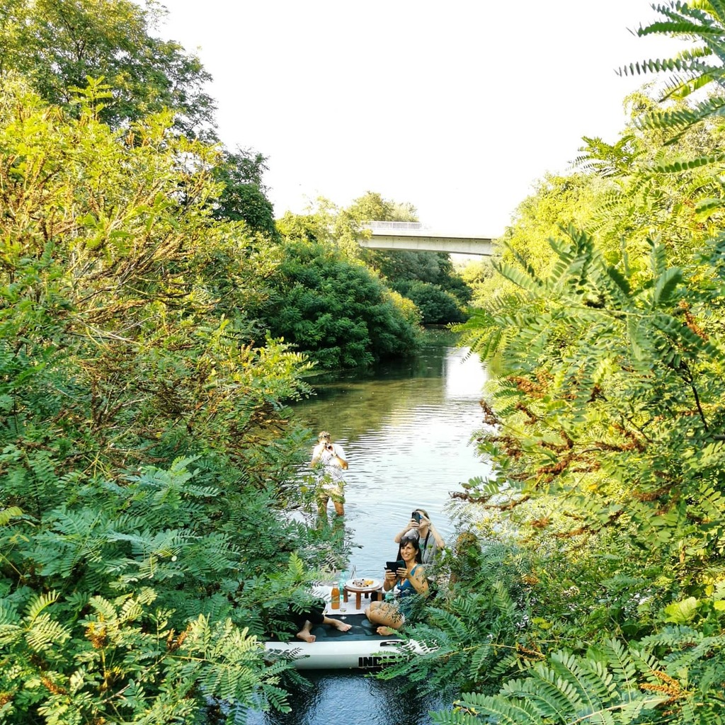 Mellovestravels's tweet photo. #collab @ardeche_tourisme

🇫🇷 ✓ Une des activités insolites à faire en Ardèche c'est... l'apéro-paddle ! En amoureux, entre amis ou collègues, sur un paddle géant, on vous sert l'apéritif dans un cadre bucolique et franchement, un petit vin avec à po… https://t.co/kzZI4zAV2A https://t.co/47iCCcv36I