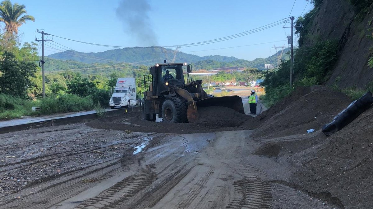 ASIPONA_Man's tweet photo. Derivado de las fuertes lluvias del martes 15 de Septiembre, se afectó el tramo carretero de Jalipa – Manzanillo debido al deslave de un cerro; agradecemos a las diversas empresas de la iniciativa privada por su ayuda para el desahogo de la zona. #UTCM #HAZESA #APCN https://t.co/I6PLuxBZv1