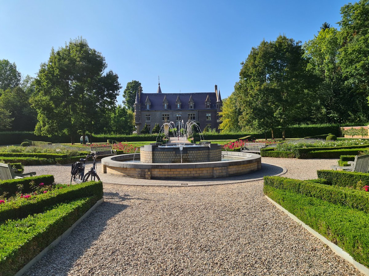 ramjek's tweet photo. Tijdens onze fietstocht langs kasteel Terworm. Wat een plaatje! @magnifiekZL https://t.co/yaNU3xXqoc