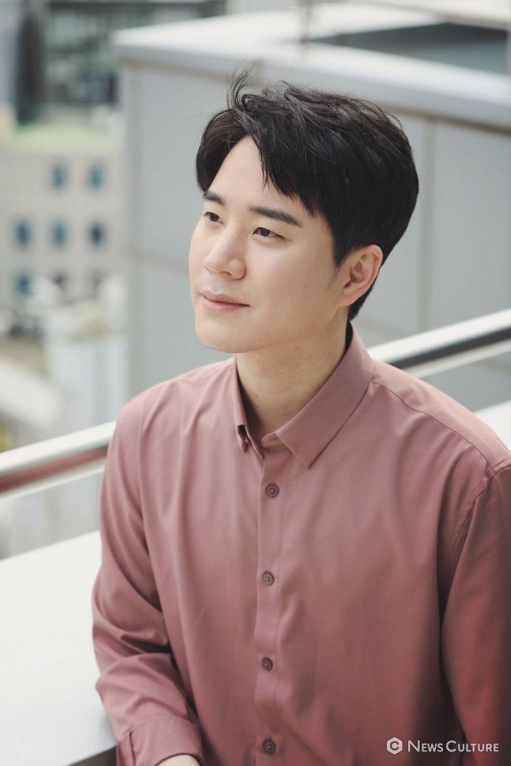 Culture office in Jung-gu, Seoul. While filming with a friendly smile on his face, he drew attention with his mysterious eyes and aura. Meanwhile, Moon Tae-yu is scheduled to meet the audience at the stage with the musical "Time of Dogs and Cats," which runs from July 7 at the--