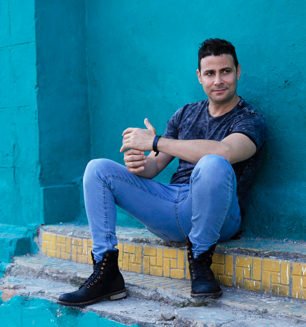 MonedaDura's tweet photo. Feliz lunes!!! ¿Como va su semana? ❤️😎 @NassiryLugo
.
.
.
#MonedaDura #NassiryLugo #MonedaDuraFans #FansMD #MusicaCubana #Poprock #Cuba https://t.co/4h4iYXBCmJ