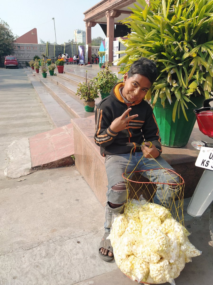 anjali_taj's tweet photo. @SonuSood please help him. Happi apne pitaji ki help ke liye popcorn bechta hai.Mai Happi ko jab se mili hu uski school fees me help Kar rhi hu.Abhi Uska Online class suru ho rha hai uske pass smartphone nahi hai padhai ke liye. School name Avadh Academy Inter College Lucknow. https://t.co/gw8AtXL7Zn