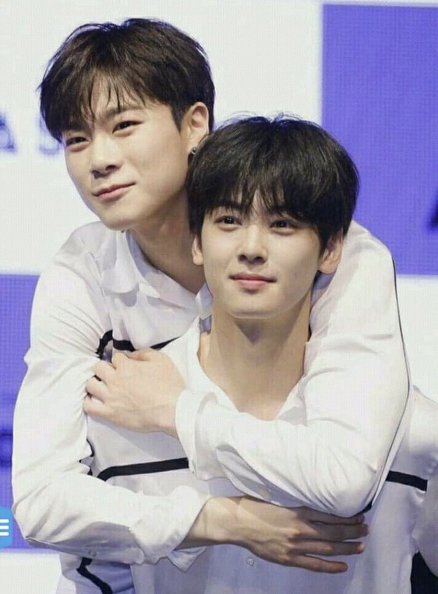 no one does back hugs better than binwoo. i don’t make the rules 
