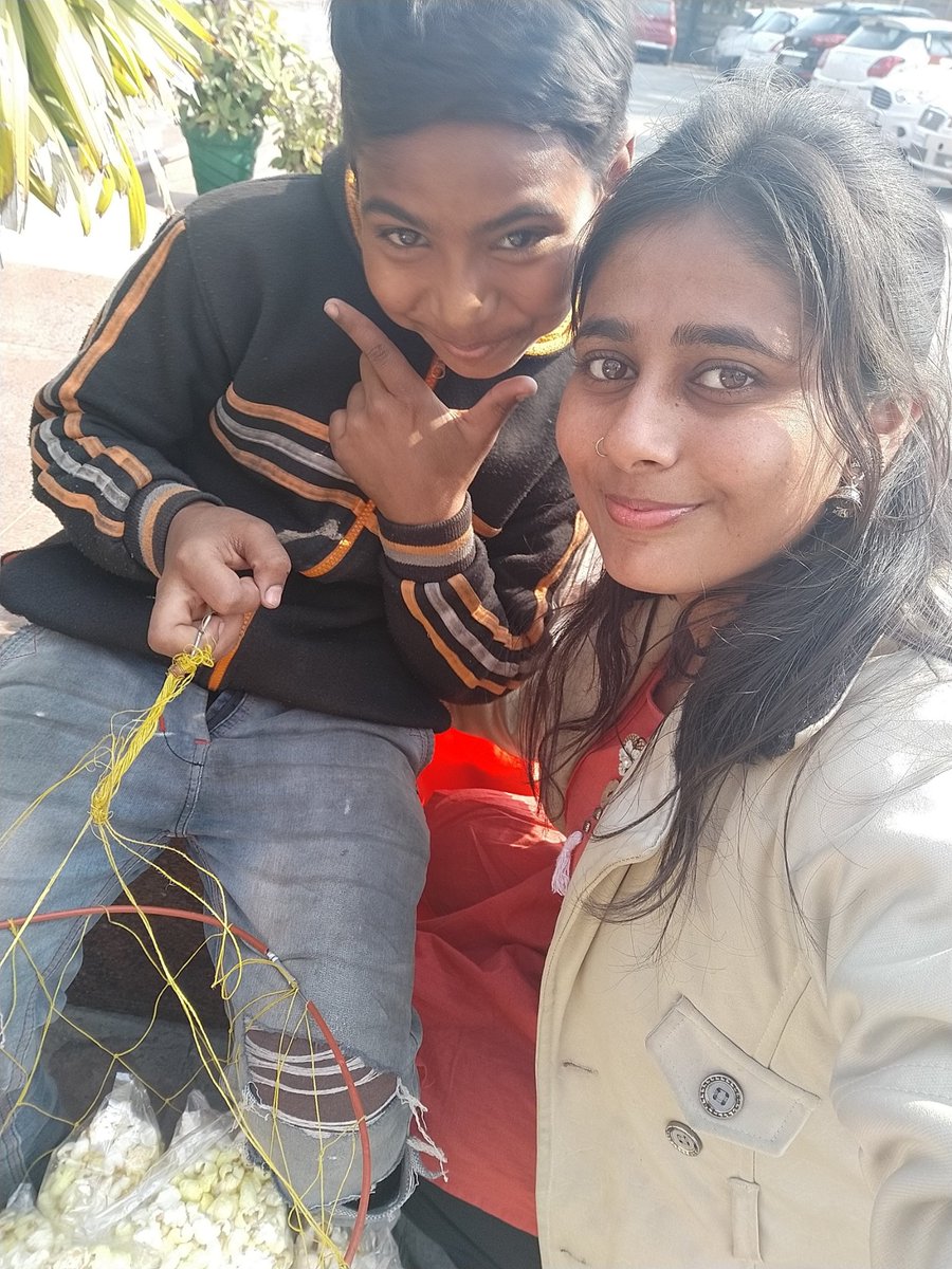 anjali_taj's tweet photo. @SonuSood please help him. Happi apne pitaji ki help ke liye popcorn bechta hai.Mai Happi ko jab se mili hu uski school fees me help Kar rhi hu.Abhi Uska Online class suru ho rha hai uske pass smartphone nahi hai padhai ke liye. School name Avadh Academy Inter College Lucknow. https://t.co/gw8AtXL7Zn