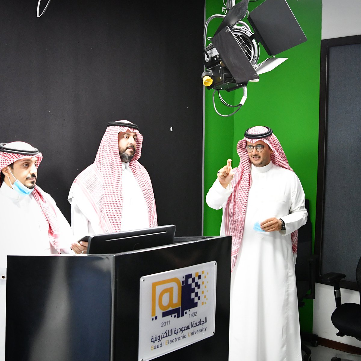 Jisr_news's tweet photo. مدير أكاديمية الأمير أحمد بن سلمان للإعلام التطبيقي الأستاذ فيصل الغامدي يزور الجامعة اليوم، اطلع خلال الزيارة على استوديوهات ومرافق الجامعة، كما التقى بالدكتور شاكر الذيابي رئيس قسم الإعلام الإلكتروني والمشرف على العلاقات العامة لبحث أوجه التعاون الممكنة. @asami_2008 @EmediaSEU https://t.co/1PPdhz2pFv