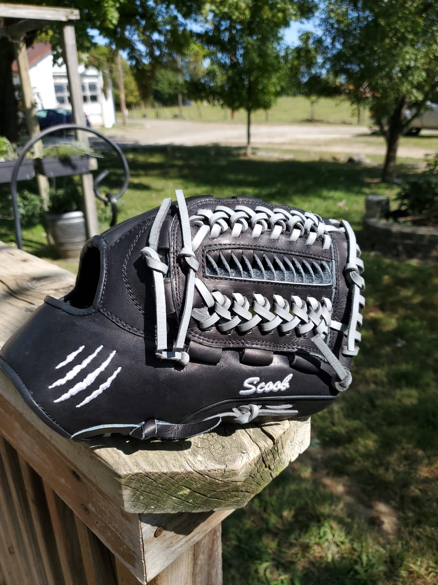 AaAlvelo's tweet photo. I just received my custom Taran Alvelo Signature Series glove from @TigressGloves. The quality of this glove absolutely impeccable. Check out Tigress Gloves website and the Taran Alvelo Signature Series on the glove builder. #tigressgloves #fastpitch #ohiofastpitch https://t.co/ScvX2siowG
