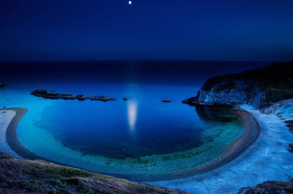 Moonrise over Man’o’war Cove in the beautiful Lulworth🙌
.
.
.
.
#nightsky #moon #lulworth #durdledoor #tranquil #❤️