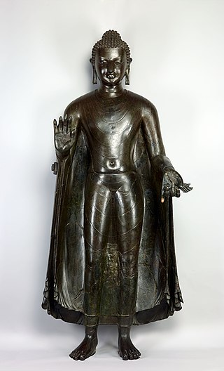 This is the 1500 year old Sultanganj Buddha.

It is 2.3 meters tall and weighs 590 Kg.

It is the largest known copper statue of Pre-modern India. It is made of pure metal.

But, guess what?It is not in India.

The colonialists STOLE it. It is currently in Birmingham, England!