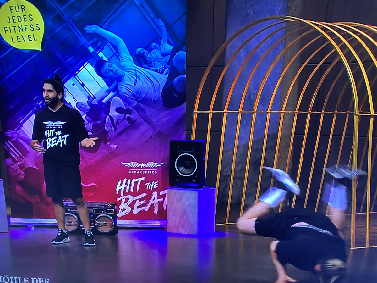 Mg2013DD's tweet photo. Die beiden haben auf jeden Fall noch ne Palette von dem Koffein Gesöff vor dem Pitch abgegriffen #DHDL https://t.co/STFgllvgJ9
