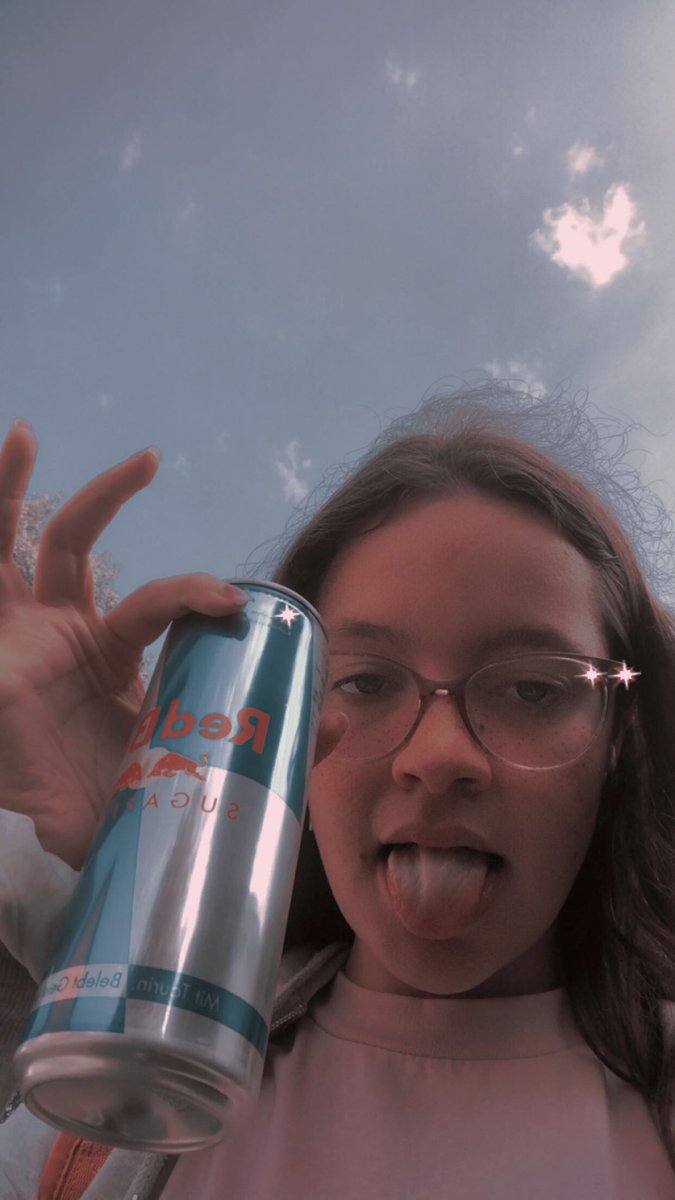 @becauseoflwt you're so pretty 🥺 + red bull is also my only serotonin