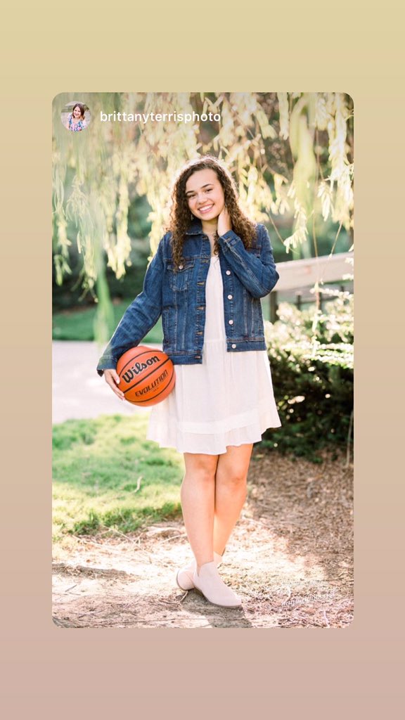 LynnaeMorris's tweet photo. Senior picture time for our sweet girl. ♥️ Where does the time go??? #ClassOf2021 @GRACERaleigh #TrulyBlessed Thank you @bterrisphoto ! https://t.co/JfxizpvMAO