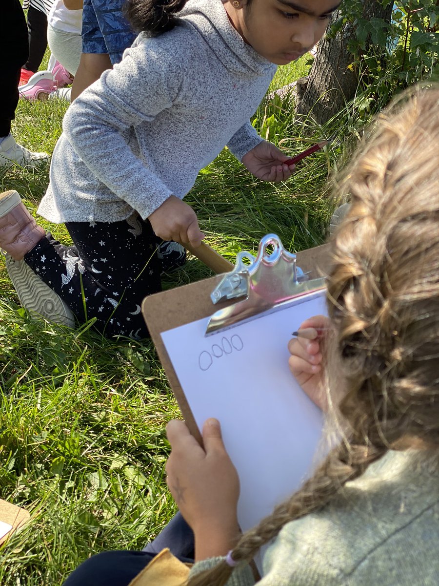 KindredKulture's tweet photo. ๐ณ๐๐ Outdoor Exploration ๐๐๐ณ How many circles can you find in the trees? How did they get there? @McLennan1977 #autumnmathwalk #counting #circles #mathtalk #outdoorexploration @StFrancisLondon @LDCSB https://t.co/oZpZtQNLBl
