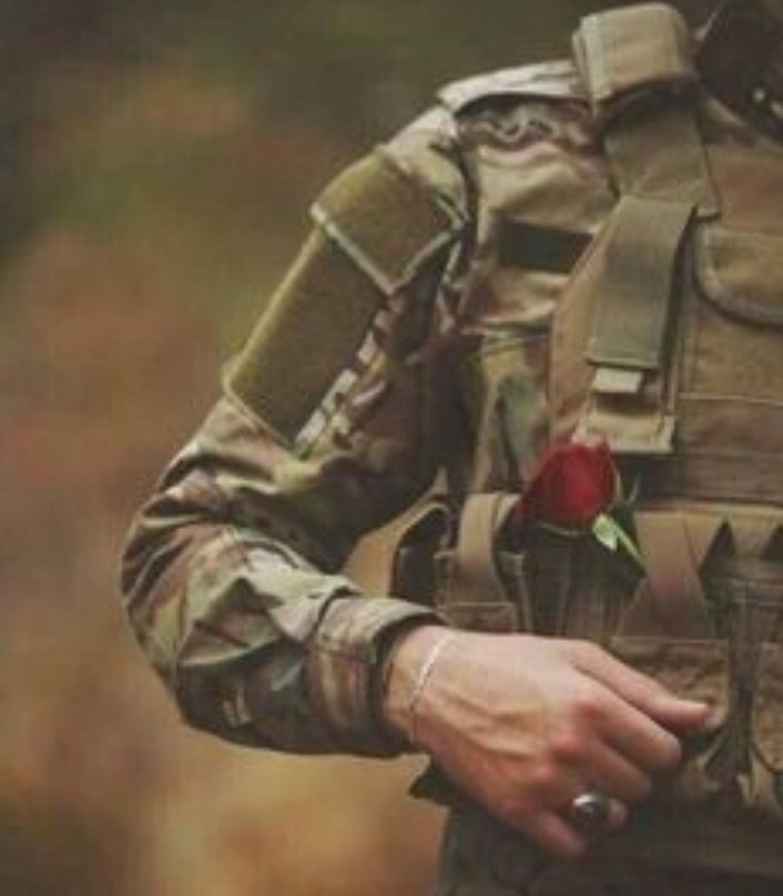 #عسكري كتب على بدلته : " #أيها الموت لا تقترب مني ليس #خوفا منك بل خجلا من دموع #أمي

راقت لي 😭