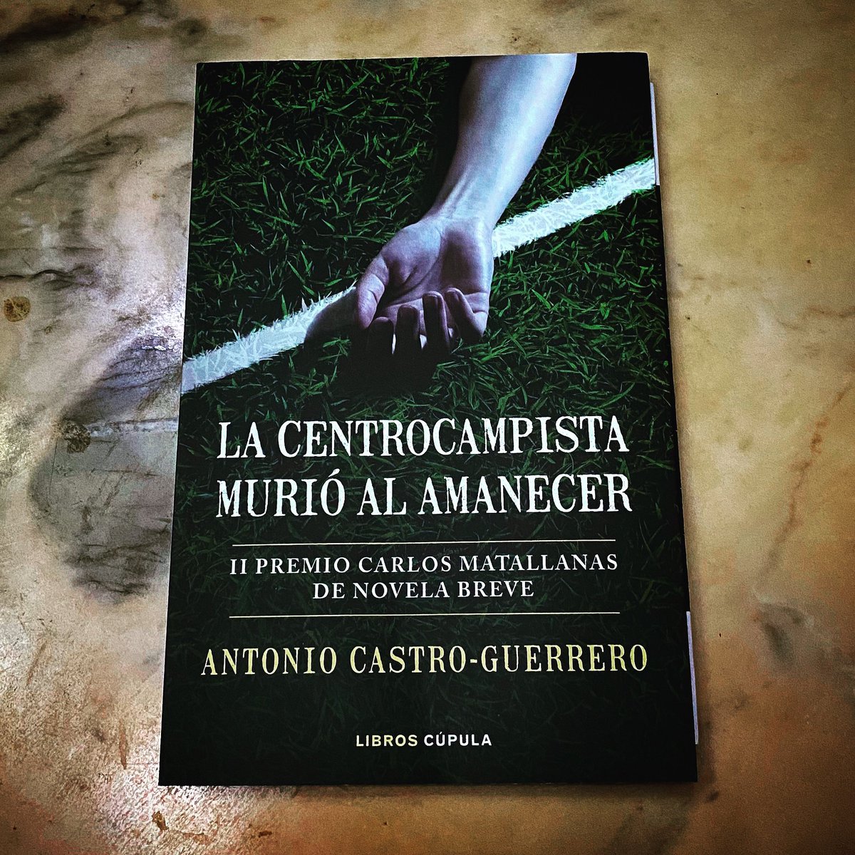 tona81gi's tweet photo. Fútbol femenino. Un cadáver. 150 páginas. Una tarde.
En breve, reseña. ⚽️🔍📝
#LaCentrocampistaMurioAlAmanecer #NovelaBreve #libroscupula https://t.co/2FfY4MCK9W