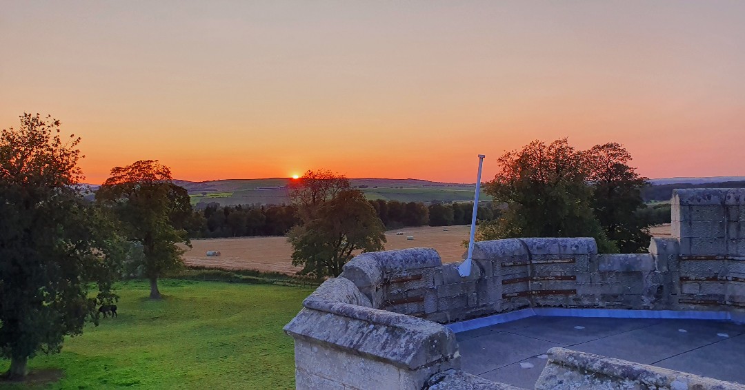 ShieldhillC's tweet photo. As the sun goes down over the castle after a busy weekend, we would like to thank everybody who came and supported us. 

Come and visit us from this Thursday and enjoy great food and drink.

tel: 01899221331 (9-5pm)

#ShieldhillCastle #scottishtourism  #scotland #visitscotland https://t.co/G4H2h2S0vZ