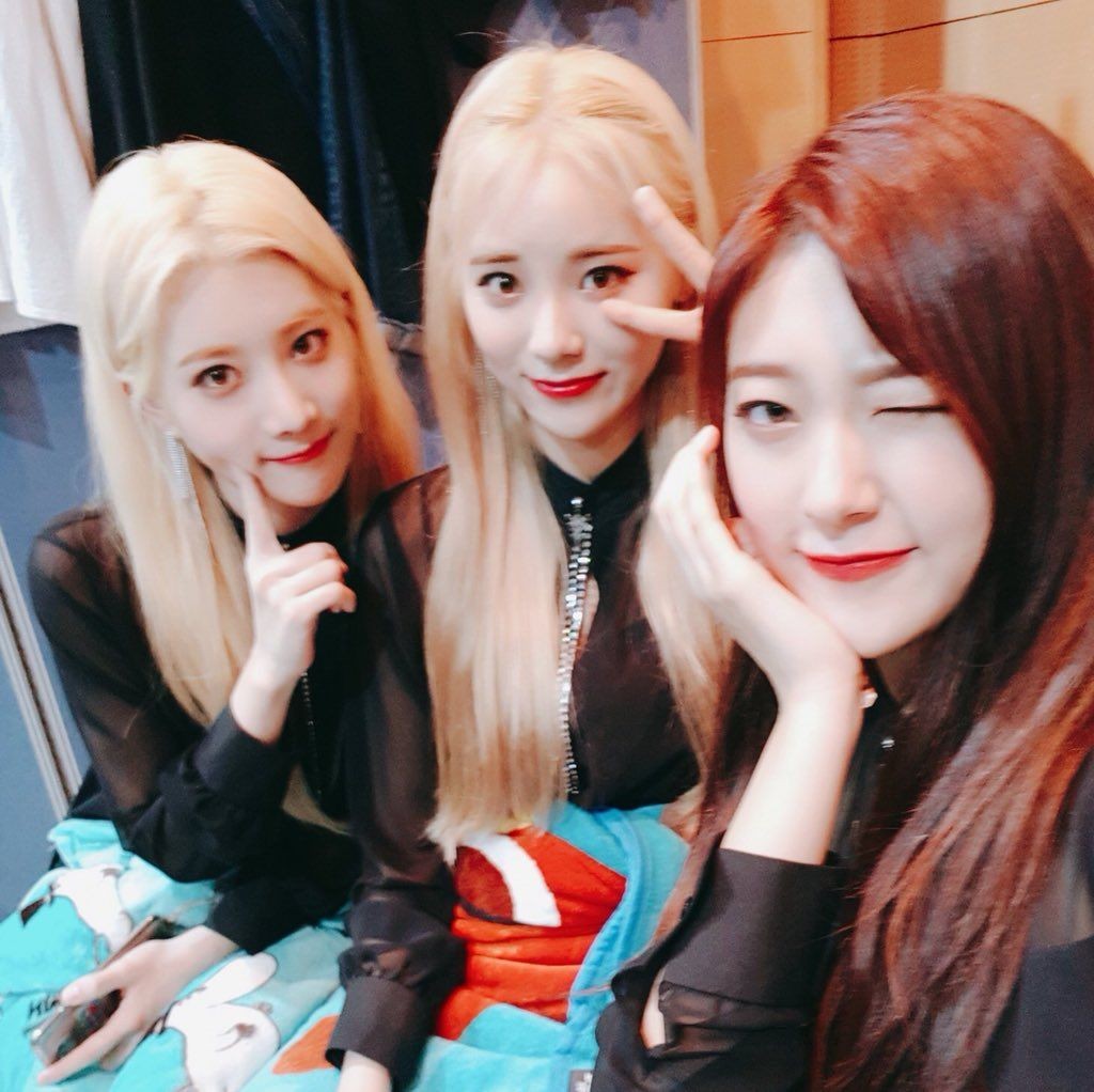 nyaeongie's tweet photo. —223 💜 #3YearsWithOEC 💙💜❤️ https://t.co/hA61mNdtN1