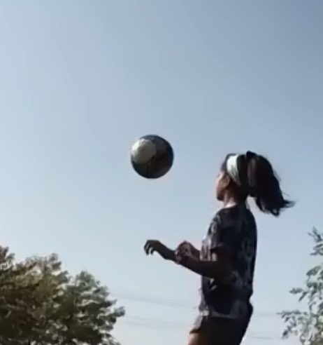 MrsKopp96's tweet photo. Soccer skills working on our juggling! Not letting a pandemic in the way of improving! #inspire96 #woodlawn96 https://t.co/N461zhRV3Y