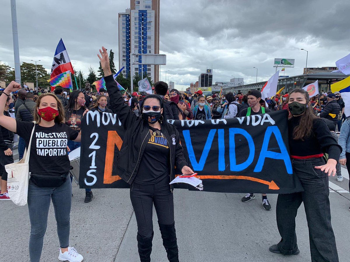 Marianiniecheve's tweet photo. #LaMovidaALasCalles21 rumbo a la plaza de Bolívar en un solo grito en la búsqueda de nuestra paz y nuestra democracia!

#MovidaCol #ParoNacional21S https://t.co/xpOBedlHEl