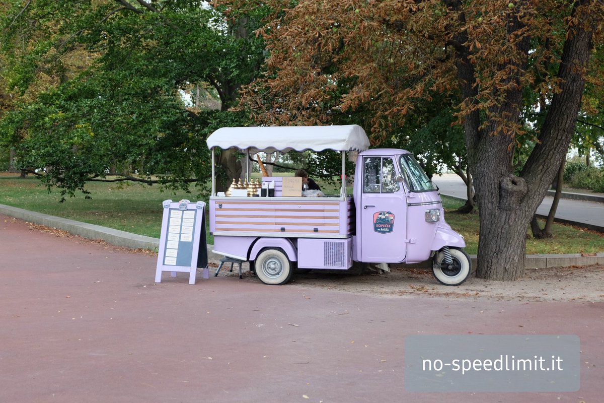 #apecar 🐝 #icecream 🍦#icecreamcart #italianstyle🇮🇹